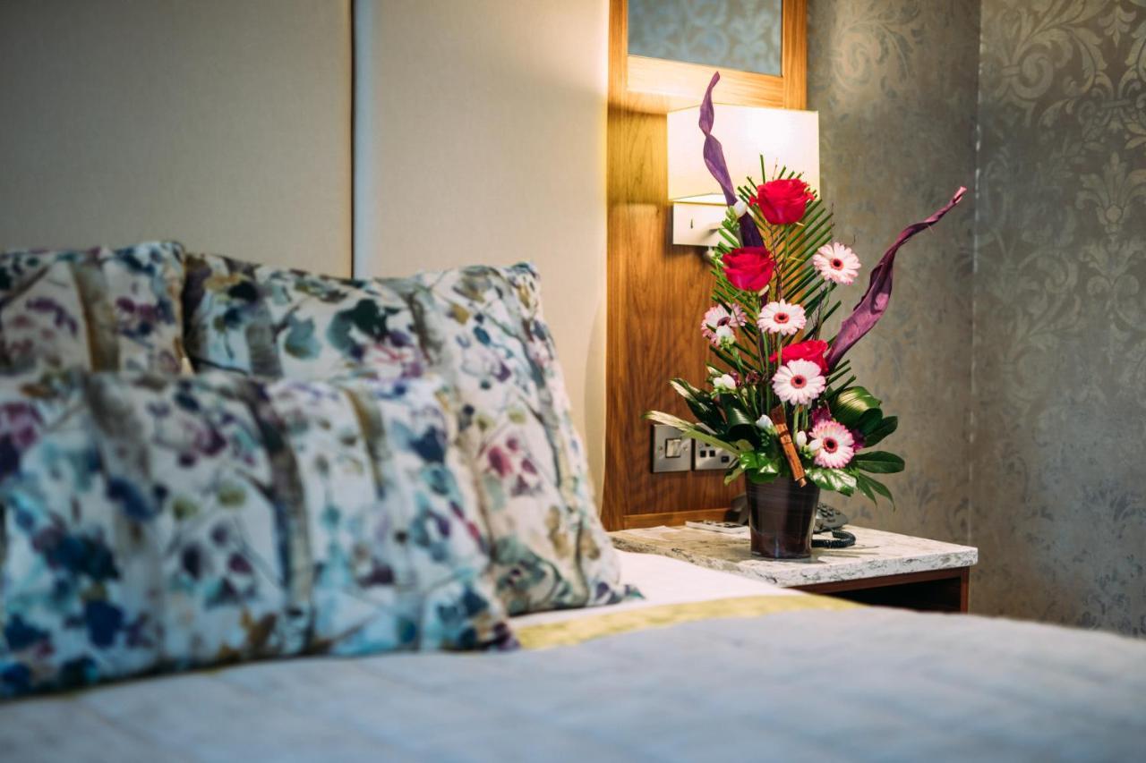 The Valley Hotel & Carriage Gardens Fivemiletown Buitenkant foto