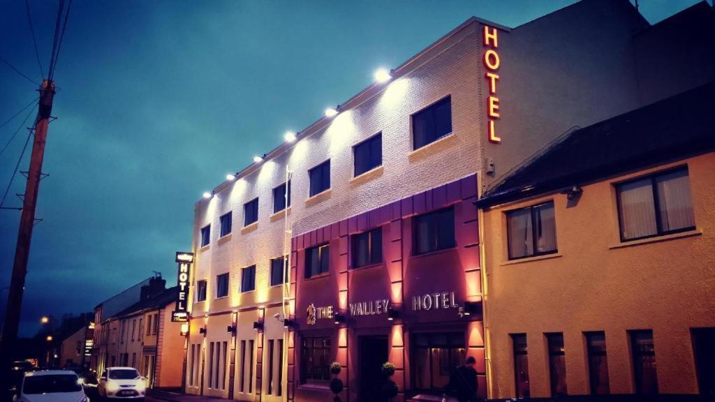 The Valley Hotel & Carriage Gardens Fivemiletown Buitenkant foto