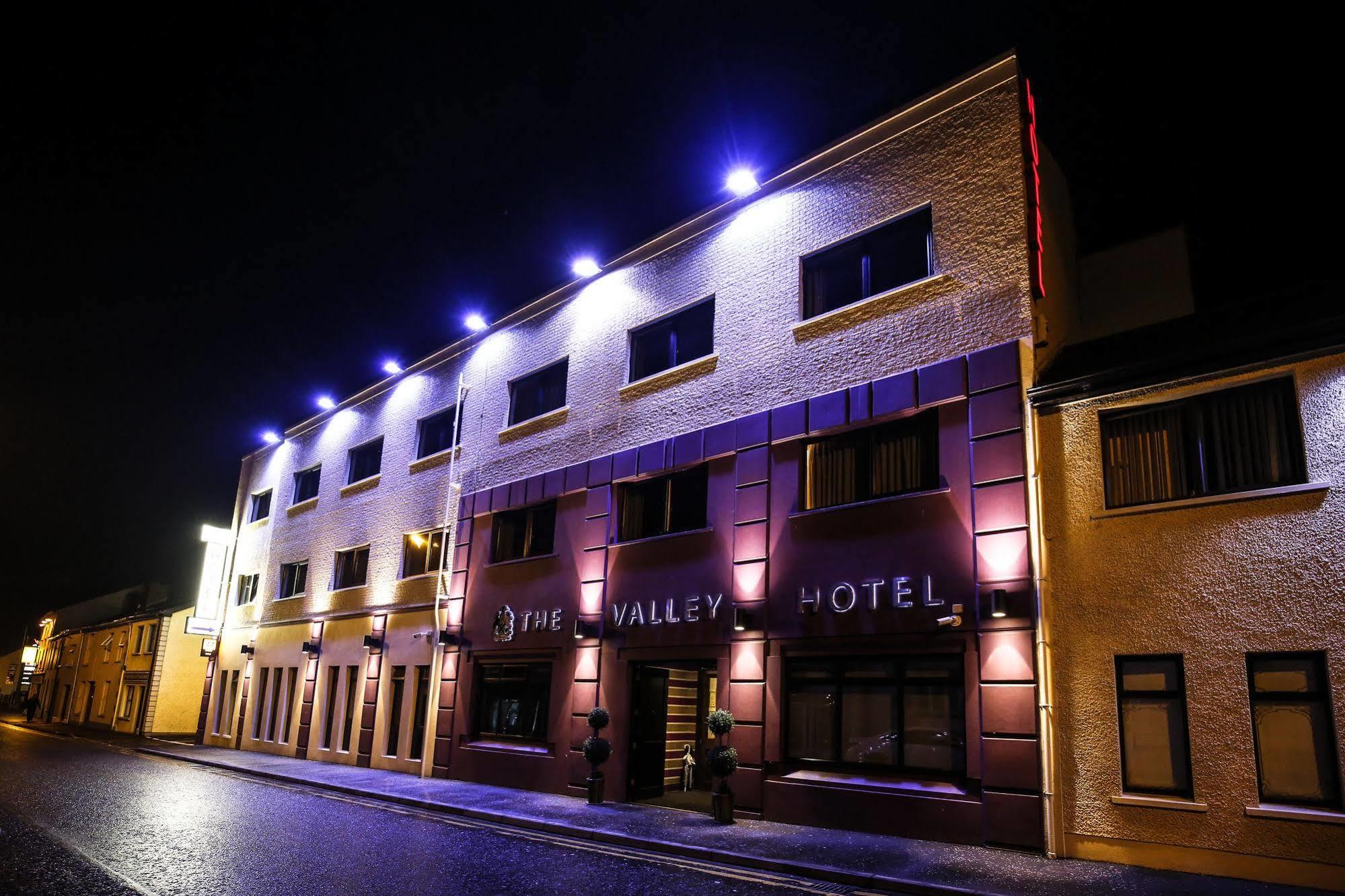 The Valley Hotel & Carriage Gardens Fivemiletown Buitenkant foto